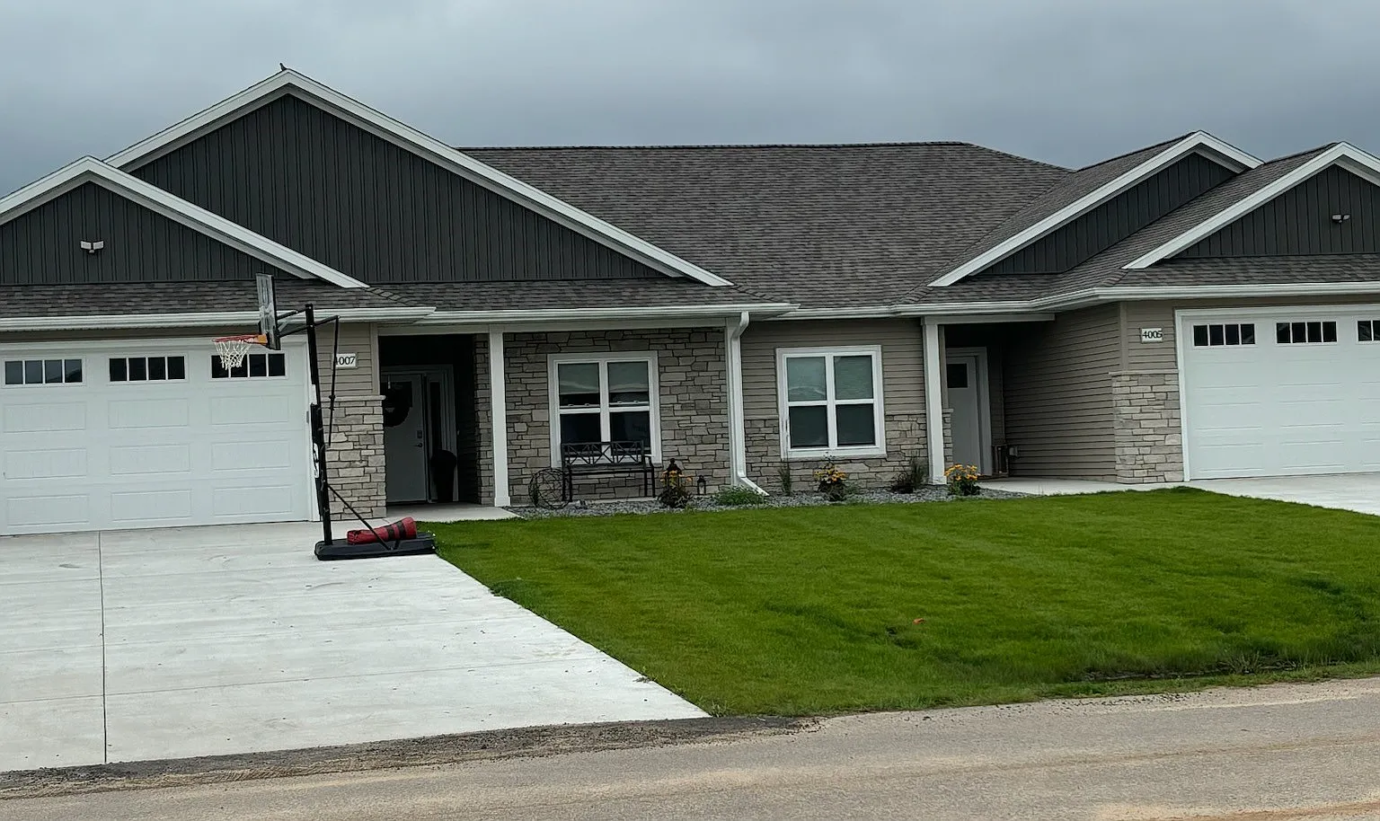 3 bed, 2100 sqft, $2,300 — Photo 1