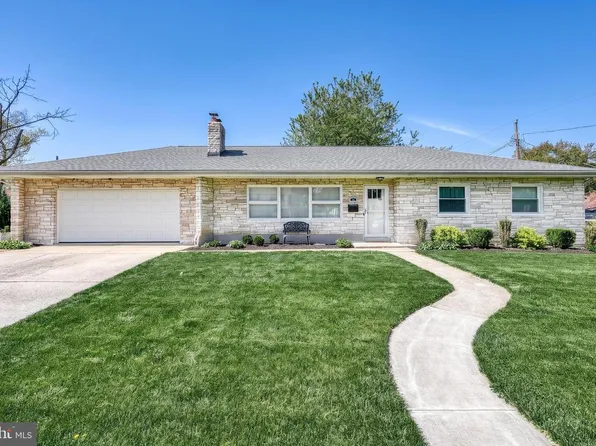 52 Center Dr, Camp Hill, PA 17011