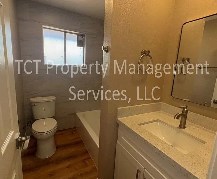 493 E Erie St #B — Photo 7