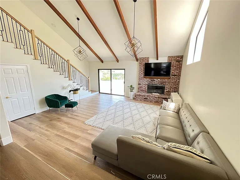 1432 N Catalina St — Photo 2