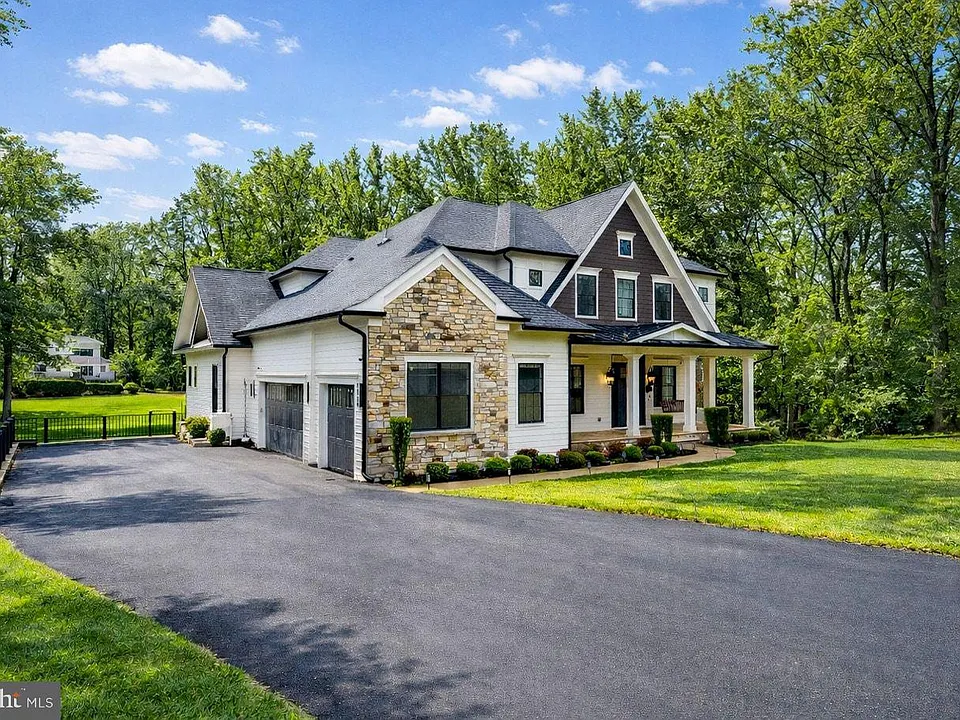 7002 River Oaks Dr