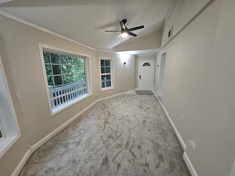 27 Avenue Ln #B — Photo 4