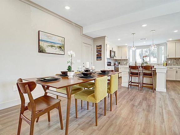 4th image of 686 Los Huecos Dr
