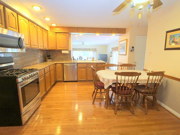 2nd image of 926 Woodlawn Ave