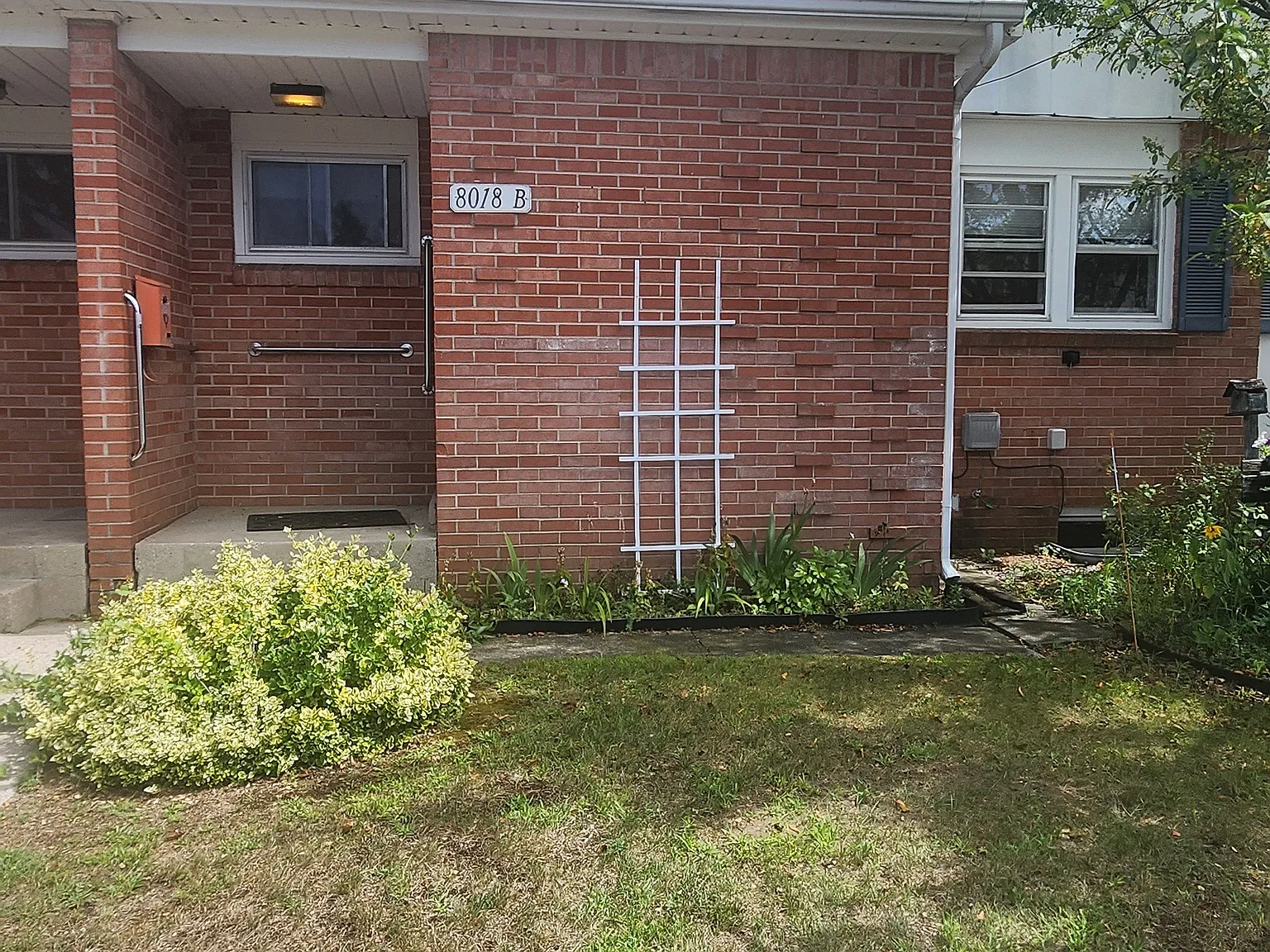 3 bed, 1.5 bath, 1255 sqft, $1,300 — Photo 1