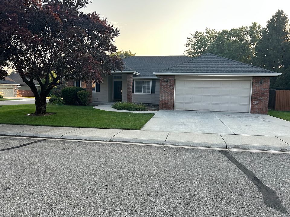 1st image of 1811 N Prestwick Way