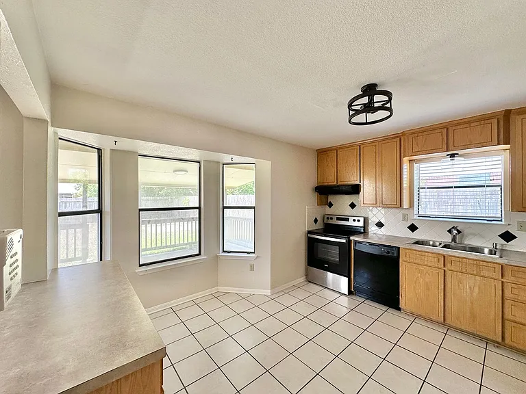 3706 Madison Dr — Photo 7