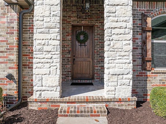 5th image of 905 Eagle Crest Dr
