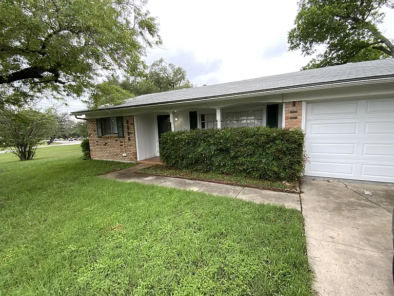 2826 Shady Hill Dr — Photo 1