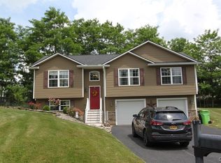 151 Festa Fairway Ln, Baldwinsville, NY 13027
