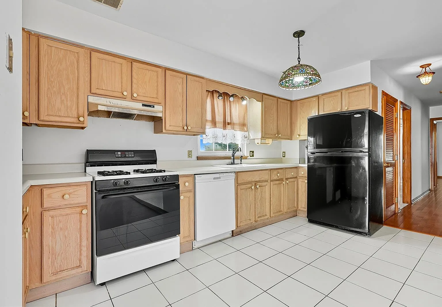 3 bed, 2.0 bath, 2300 sqft, $2,800 — Photo 2