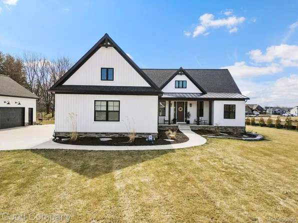 9530 Loretta Ln, South Lyon, MI 48178