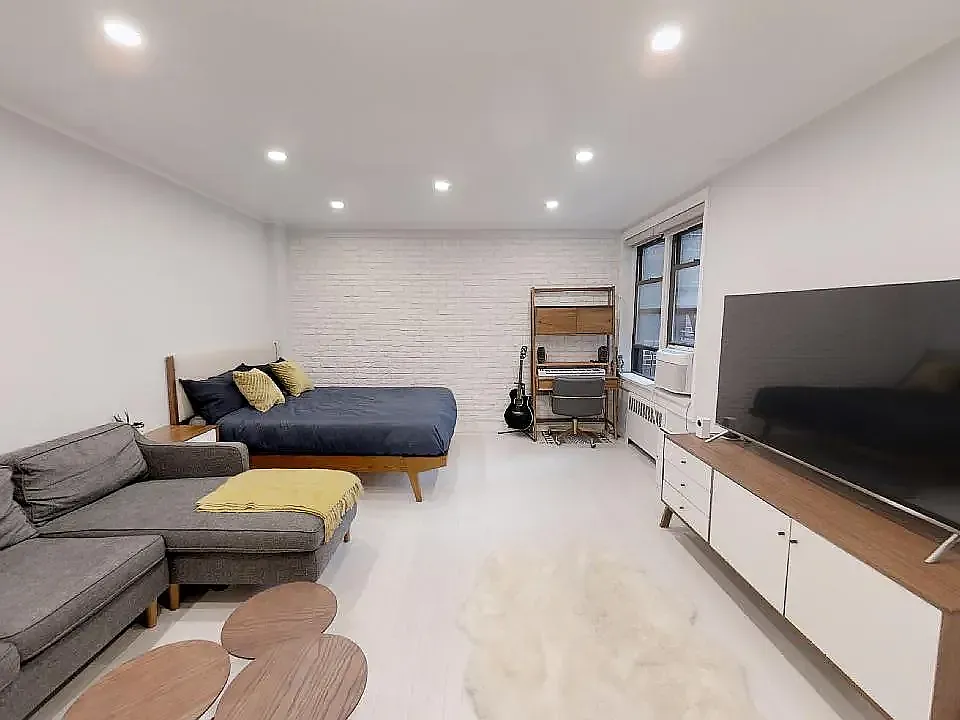 60 E 9th St #430