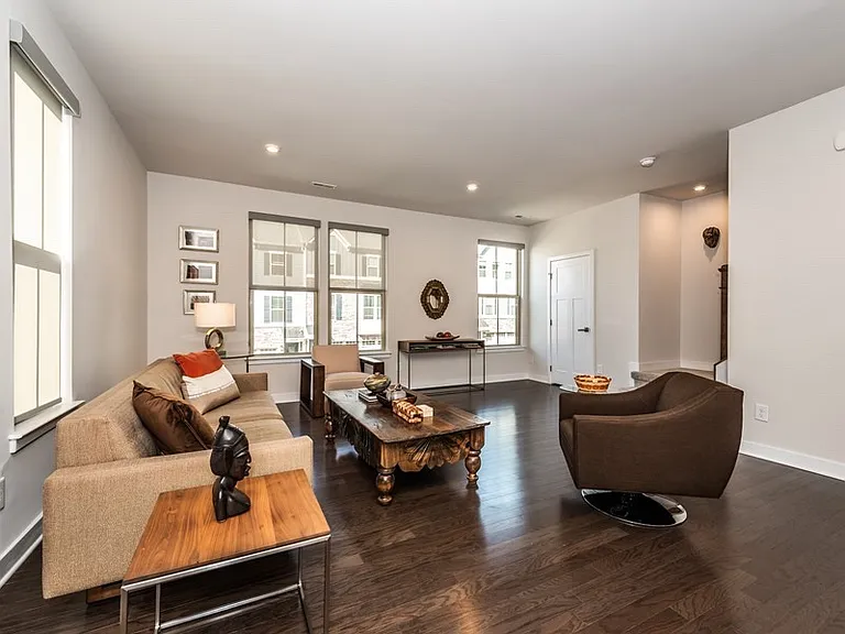 1724 Town Oak Ln — Photo 3