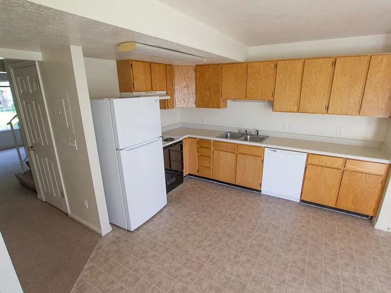488 Elm St — Photo 2