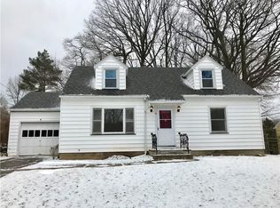 8 Oakmount Dr, Rochester, NY 14617