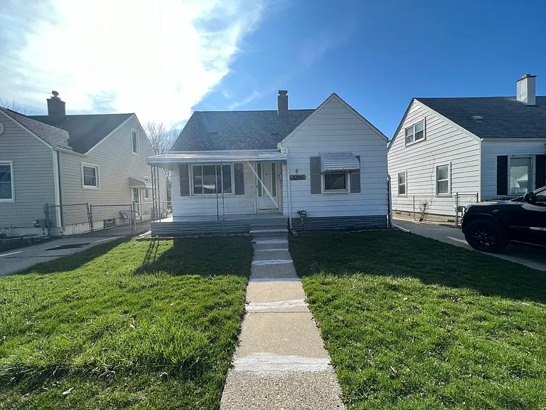 22041 Donald Ave — Photo 2