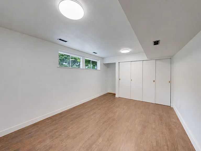 5578 Oakglen Dr — Photo 4