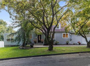 15 Hollis Pl, Huntington Station, NY 11746