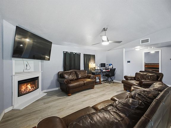 4th image of 704 Riley St