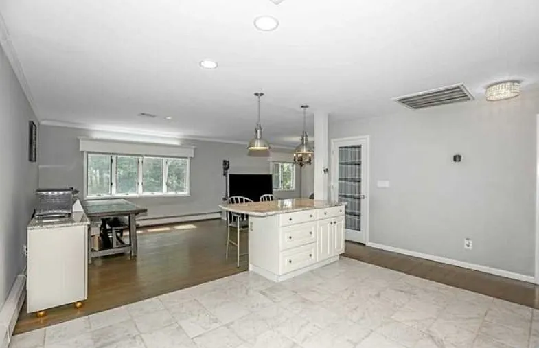 3 bed, 2352 sqft, $4,400 — Photo 4