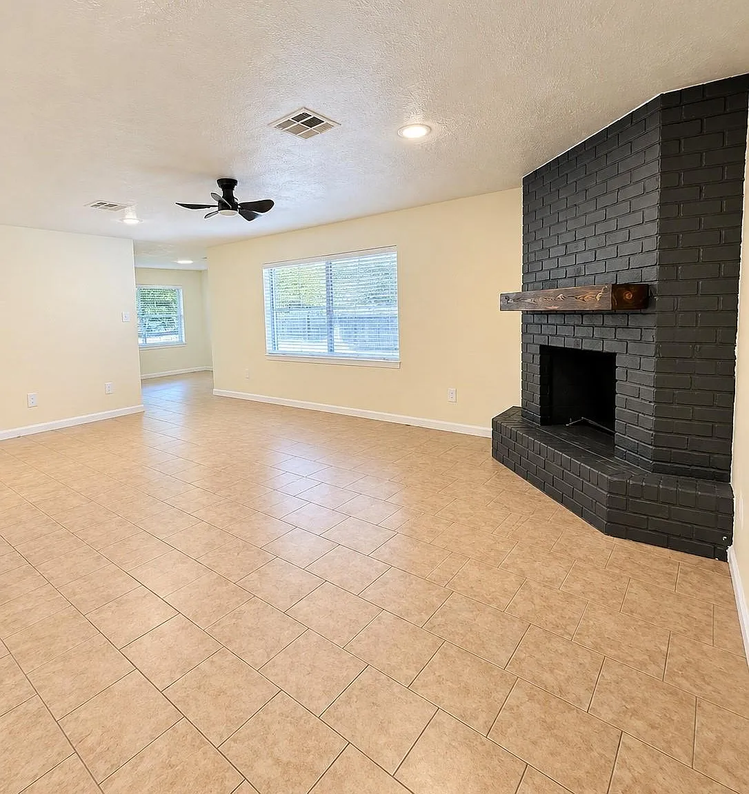 4 bed, 2.0 bath, 2306 sqft, $1,950 — Photo 2
