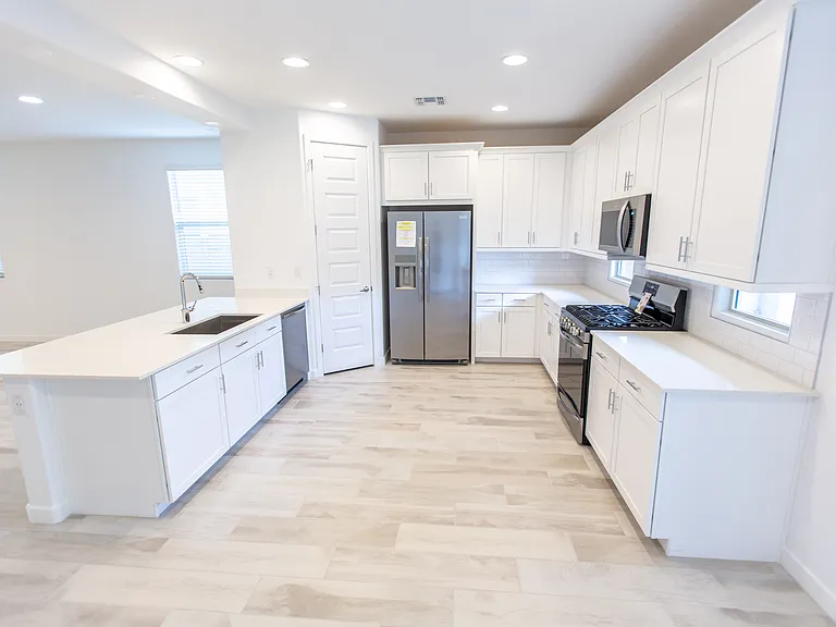 2243 E Ridgewood Ln — Photo 17