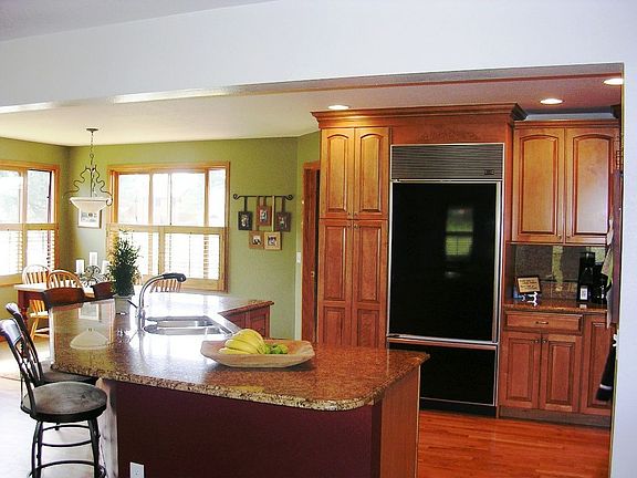 Kitchen w/Sub-Zero