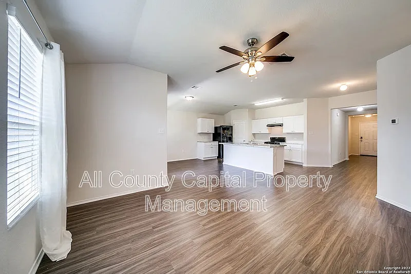4 bed, 2.5 bath, 1595 sqft, $1,800 — Photo 2