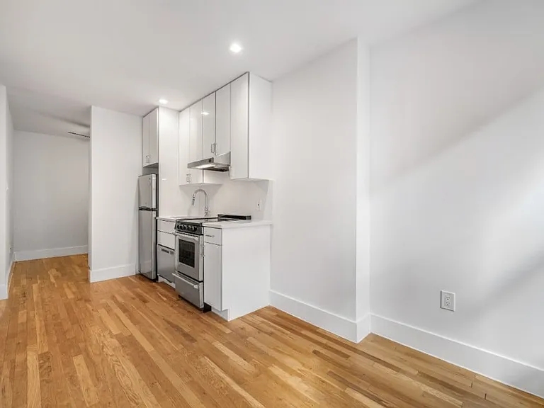 437 E 9th St #3 — Photo 2