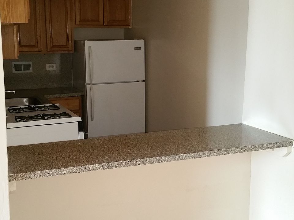 Kitchen W/ breakfast bar