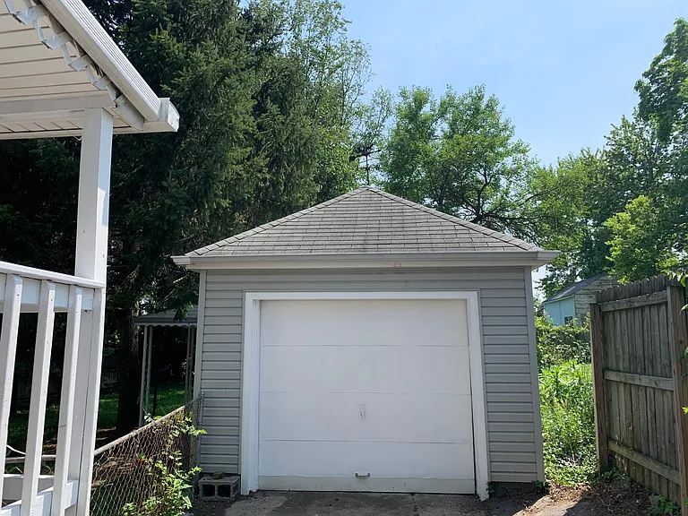 4513 Leslie Ave — Photo 4