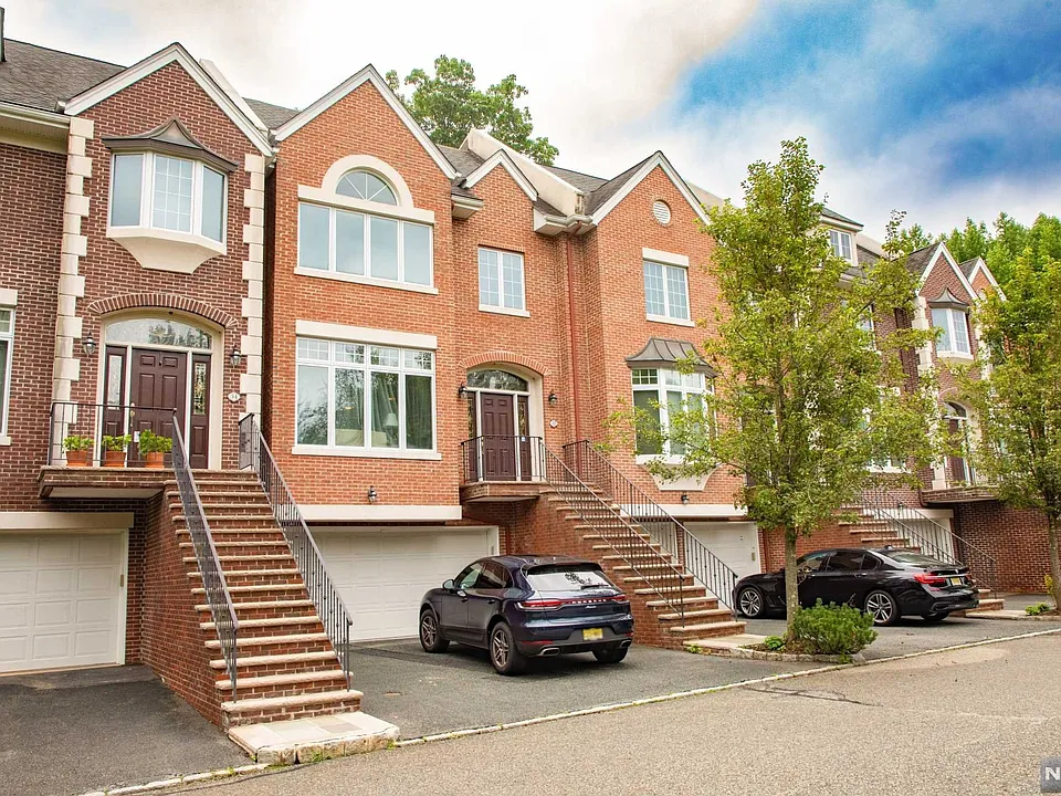 32 Candlewood Dr