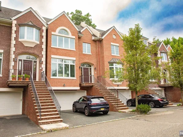 32 Candlewood Dr, Westwood, NJ 07675