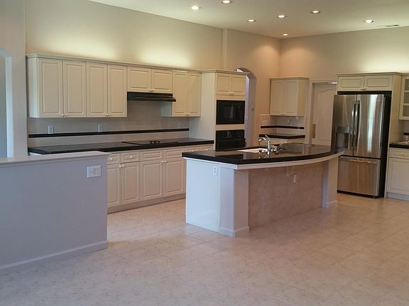 Beautiful Large Kitchen with New SS French Door Refreigerato