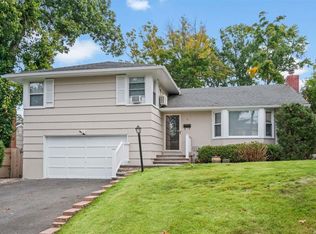 7 Compass Ct, Huntington, NY 11743