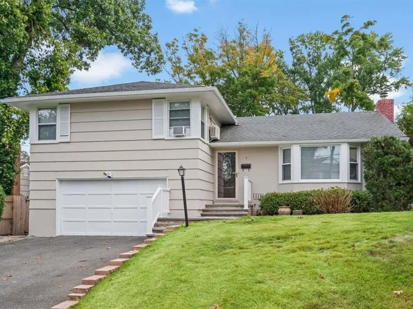 7 Compass Court, Huntington, NY 11743
