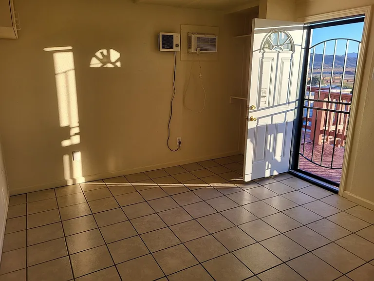 107 W White St — Photo 2