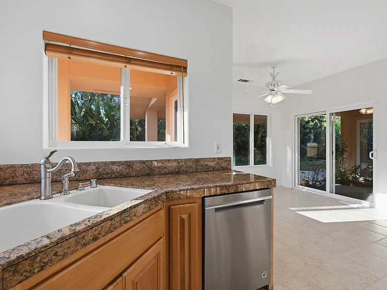 996 Valencia Ave — Photo 7