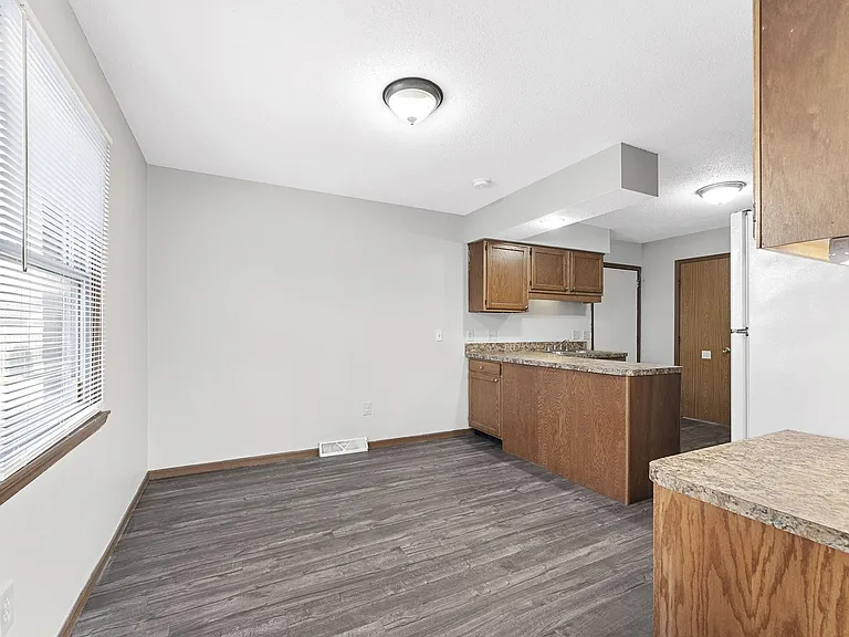 1004 Shadow Ln — Photo 3