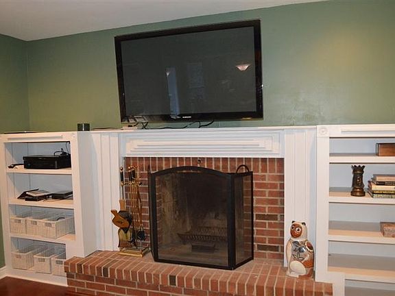 4th image of 2284 Forest Lawn Dr