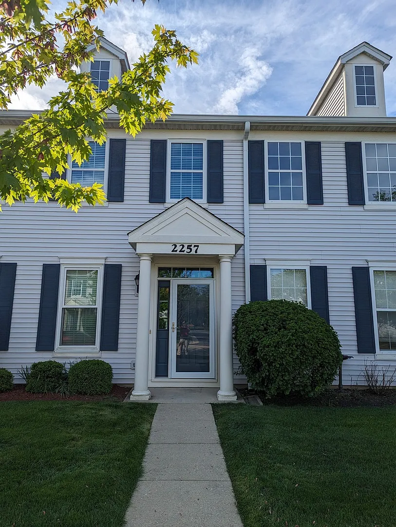 2 bed, 1.5 bath, 1192 sqft, $2,300 — Photo 1