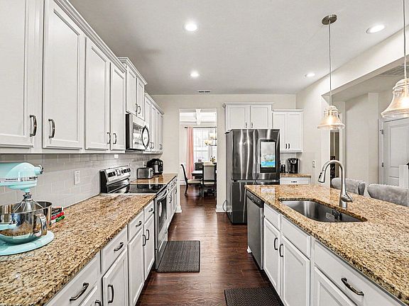 4th image of 17 Barton Bay Ln