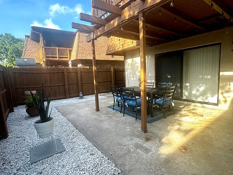 1696 S Park Ave — Photo 3