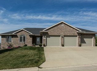 9491 Lara Dr, Peosta, IA 52068