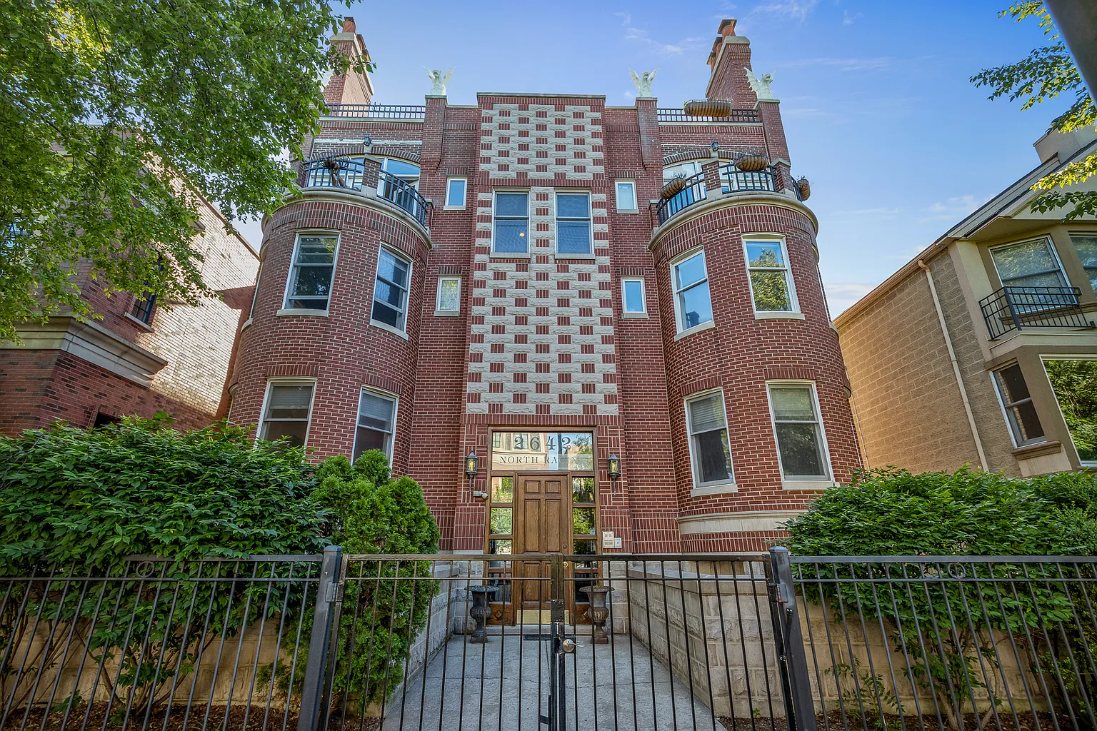 2642 N Racine Ave APT 2S photo 1