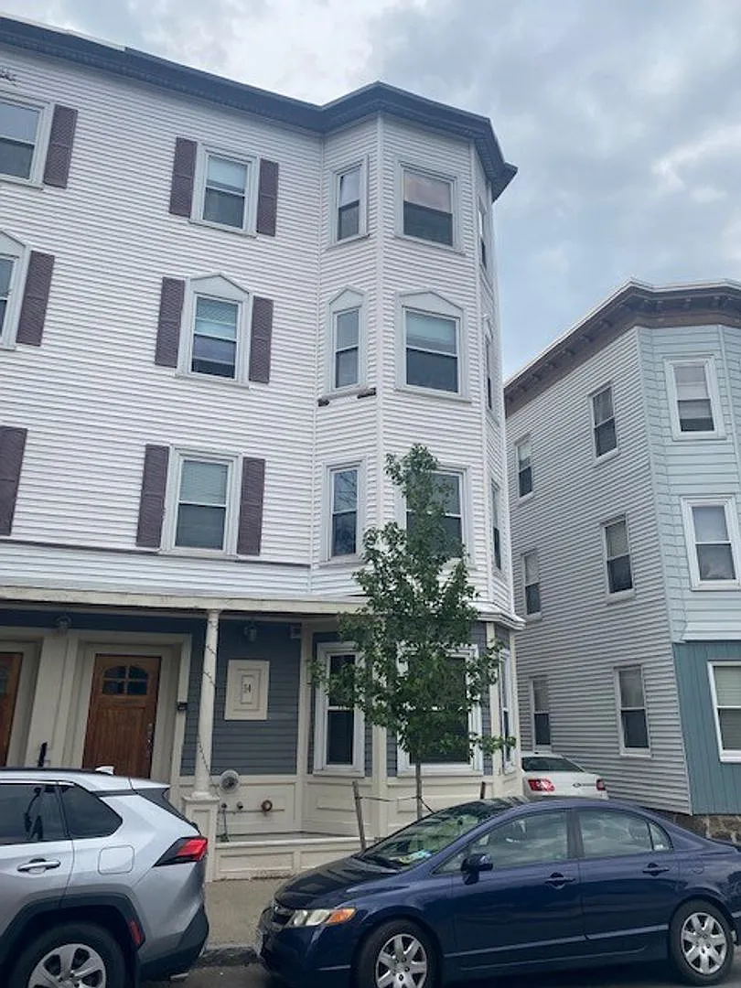 Charming 3 Bedroom-No Broker Fee — Photo 2