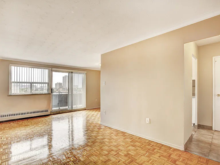 2503 Hurontario St — Photo 15