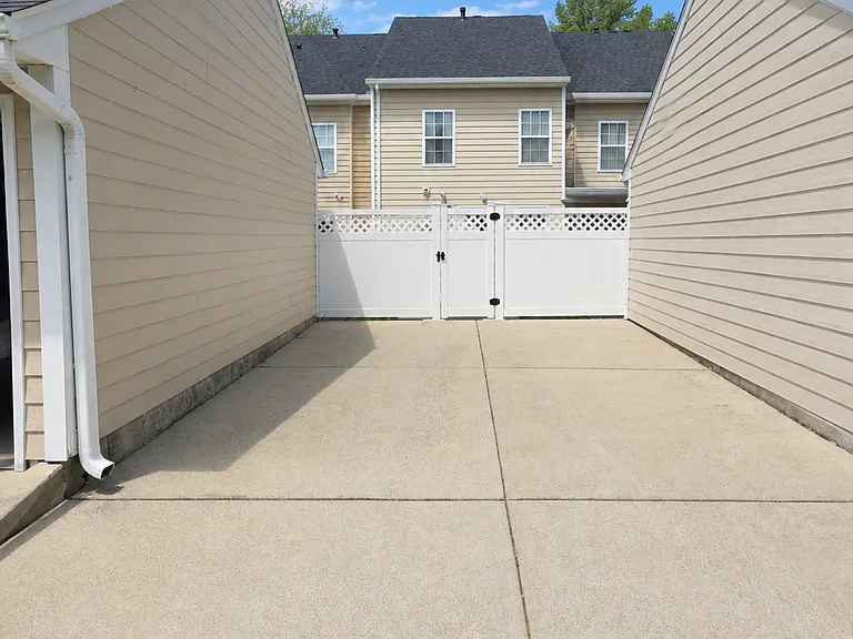 7025 Sunnywood Dr — Photo 17