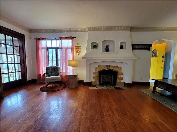 4th image of 1218 E 76th St